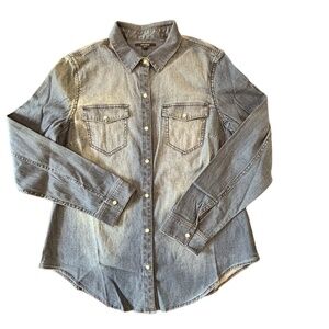 Tahari denim pearl snap button up denim long sleeve shirt size M